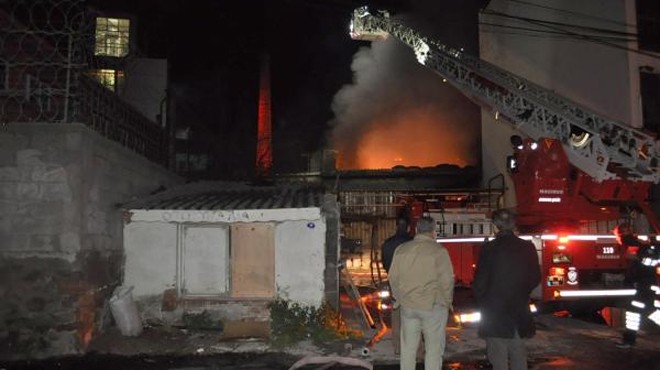 İzmir deki yem fabrikasında korkutan yangın 